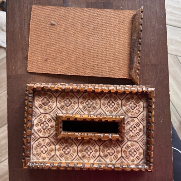 RARE FIND!! GORGEOUS vintage tissue holder box in excellent condition - Picture 5 of 7